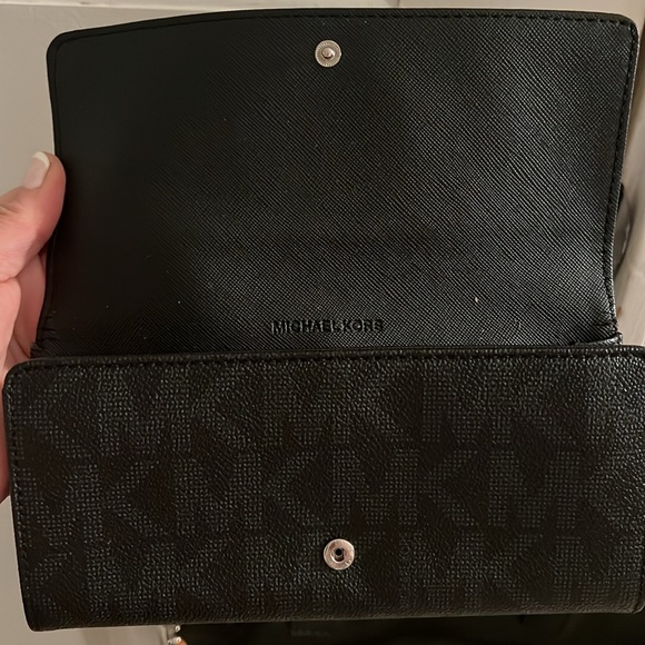 Black and silver Michael Kors bag and wallet. - Picture 4 of 4